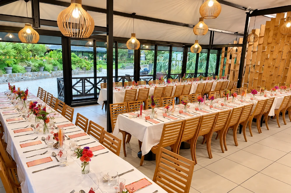 L espace interieur sous la verriere, tables dressees