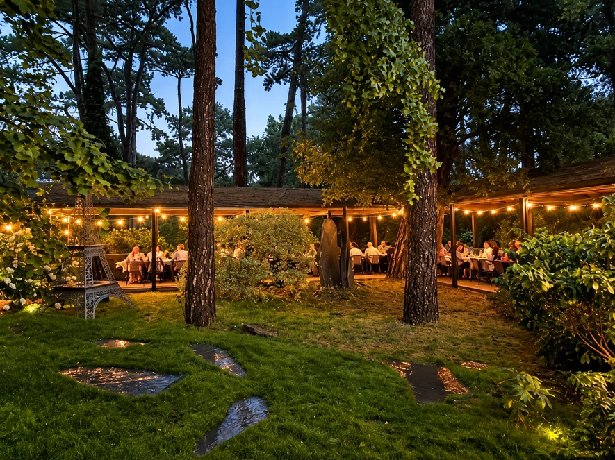 Le patio illumine en soiree