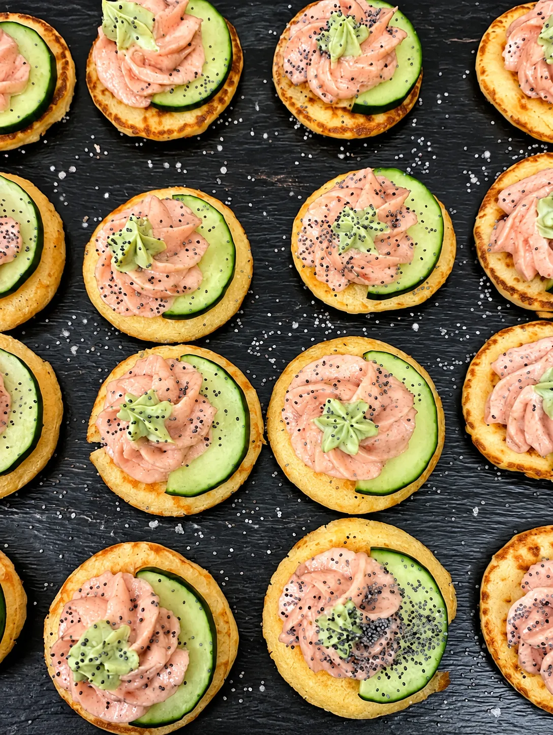 Blinis, mousse de saumon et concombre