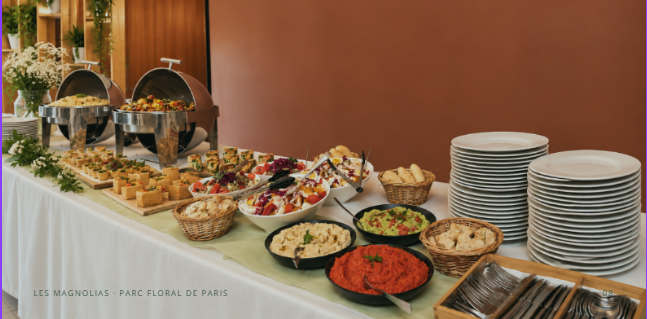 Buffet chaud dresse en salle, chafing dishes, salades et assiettes