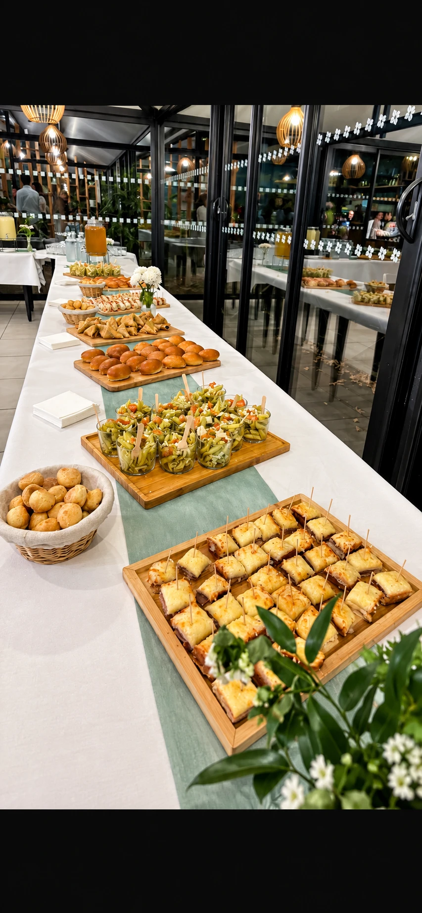 Buffet sale dresse en salle, croque-monsieur, verrines et pains