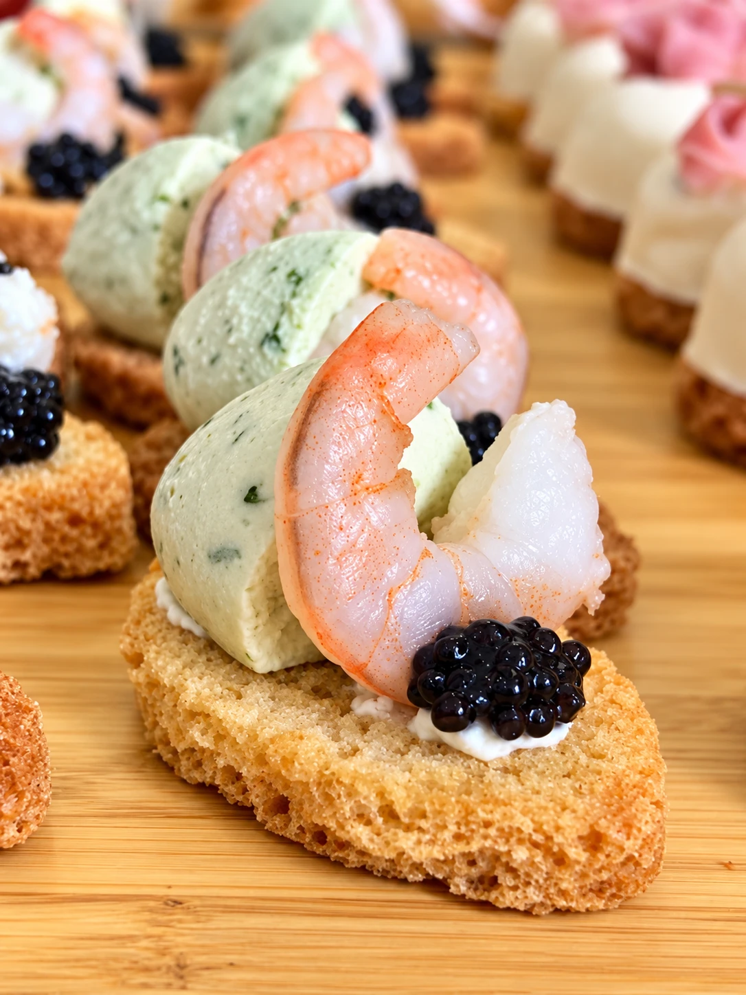 Canape crevette, mousse d herbes et caviar