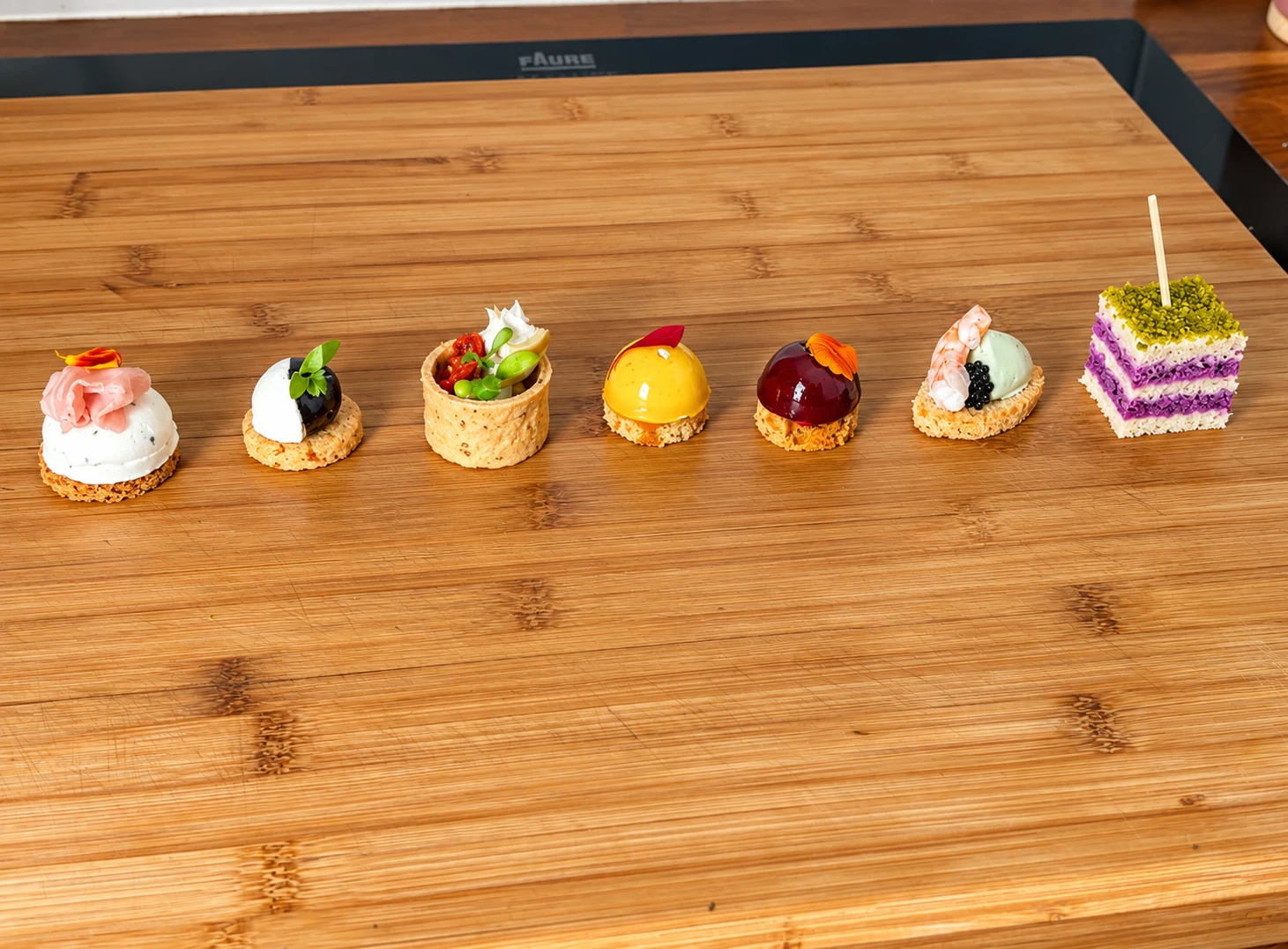 Assortiment de canapes sur planche de bois