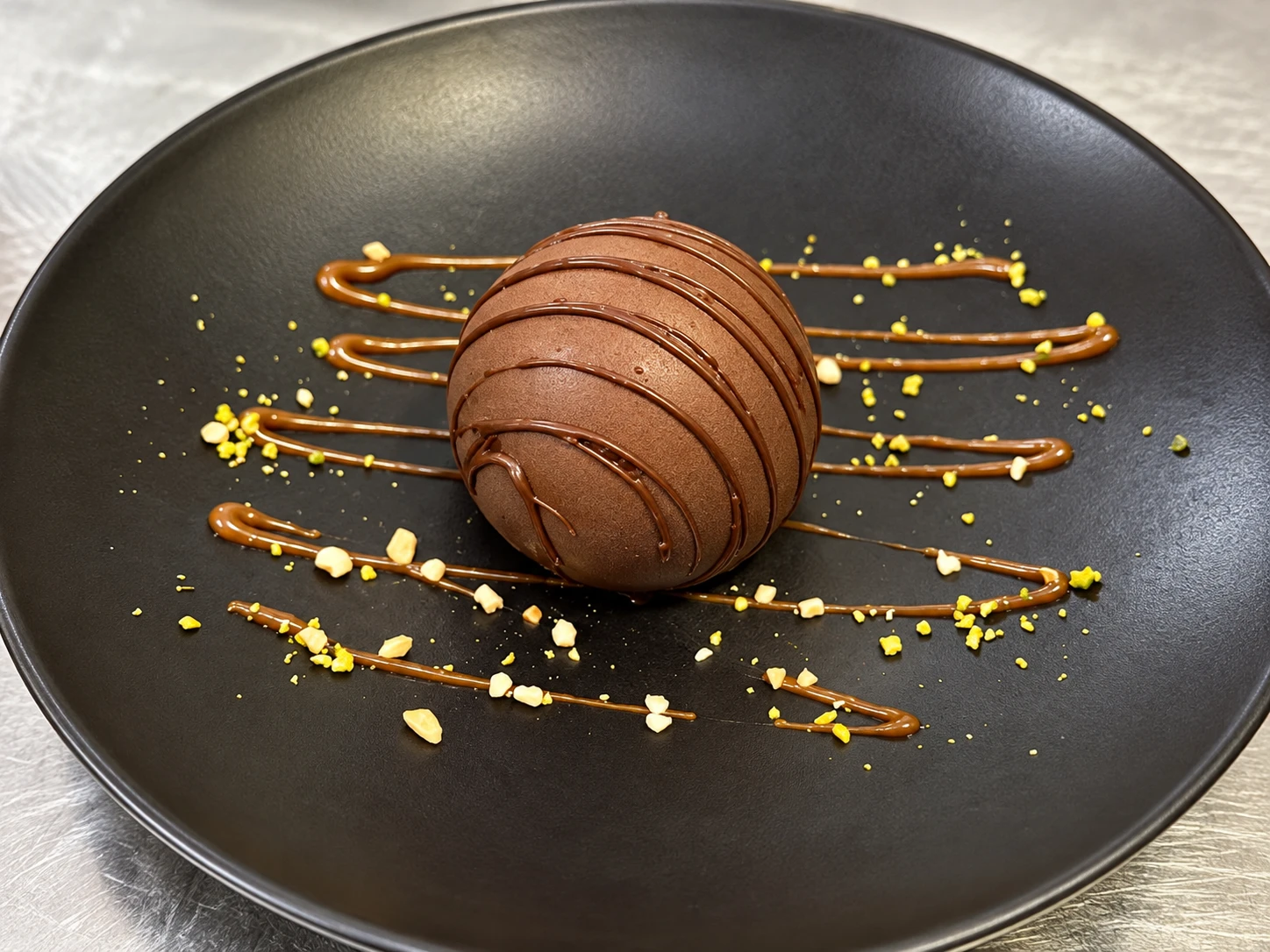 Sphere au chocolat, caramel et eclats de noisette