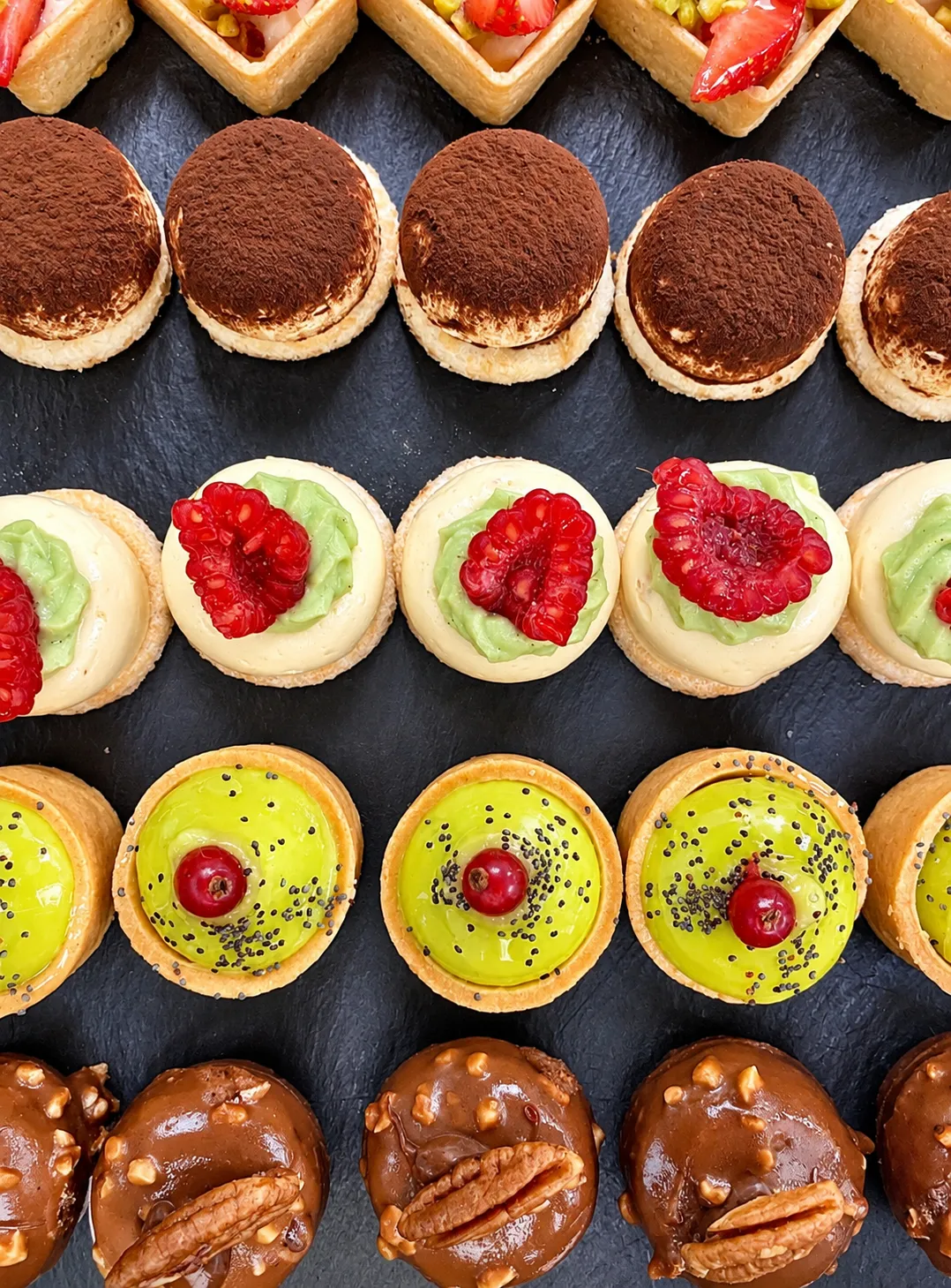 Mignardises et petits desserts sur ardoise