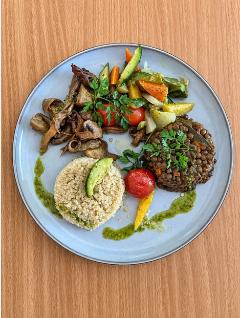 Assiette vegetarienne : quinoa, lentilles, legumes roties et champignons poeles