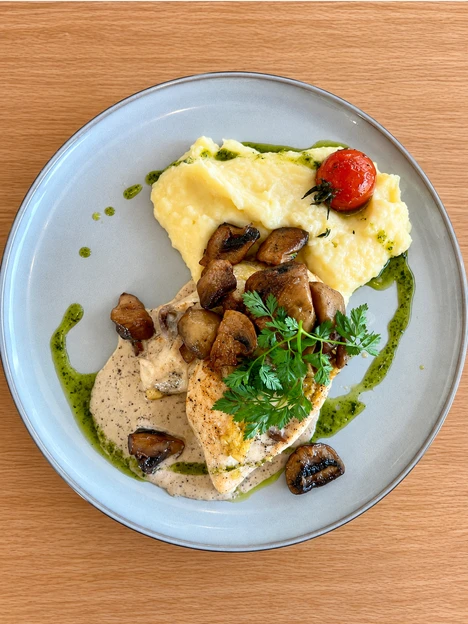 Filet de volaille, puree maison, champignons poeles et huile d herbes