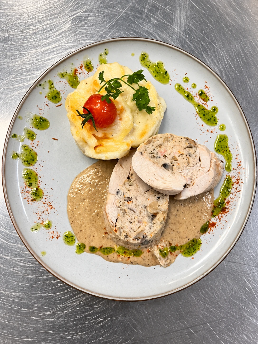Roule de volaille, gratin de pommes de terre et sauce aux champignons