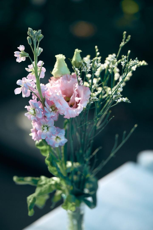 Bouquet de saison en soliflore sur une table dressee