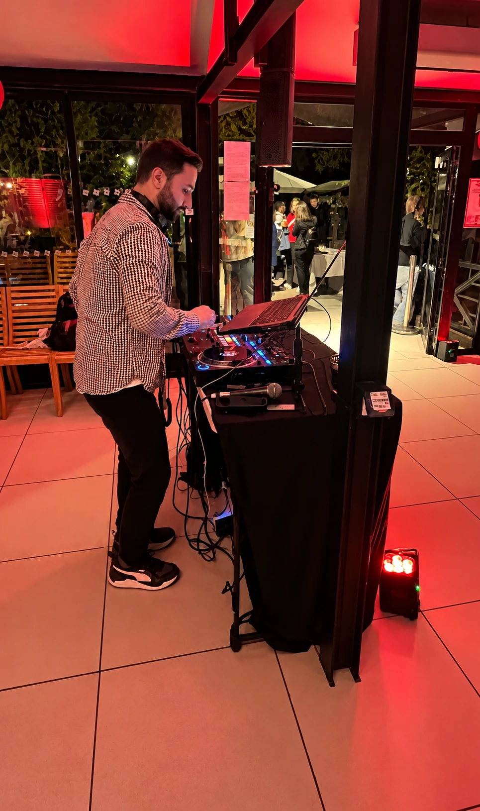DJ en soiree, ambiance lumieres rouges