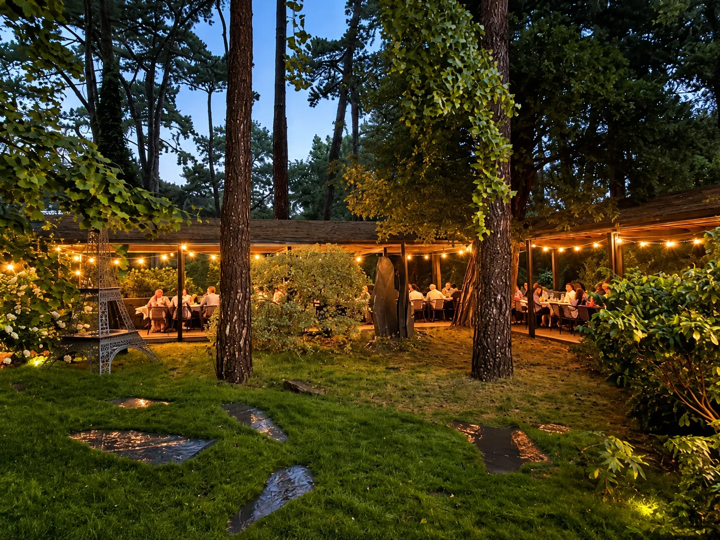 Les terrasses eclairees par les guirlandes a la tombee de la nuit