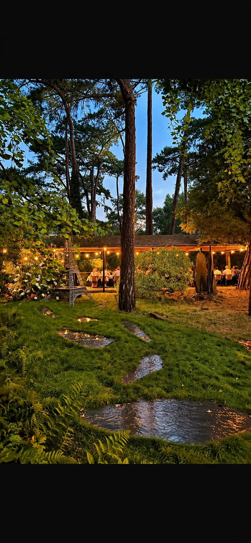 Le jardin illumine a la tombee de la nuit