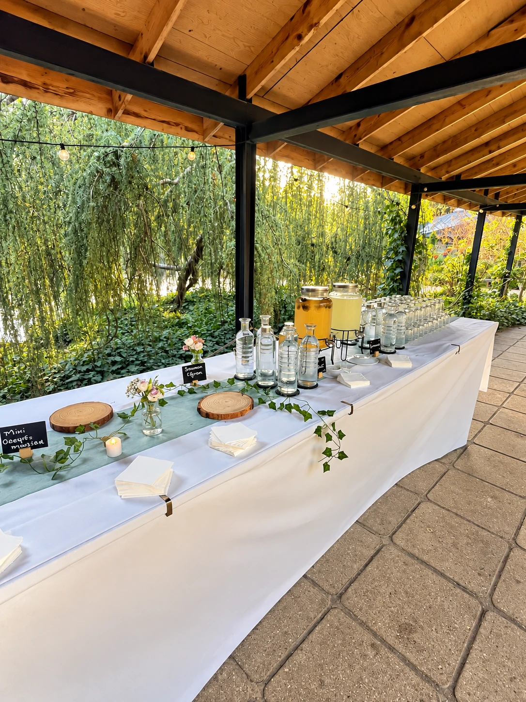 Table de boissons dressee sous le patio