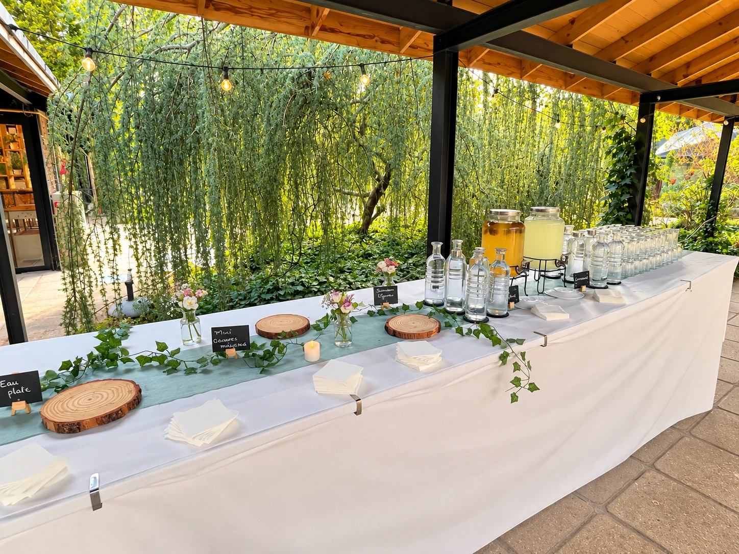Buffet de boissons sous le patio face au saule pleureur