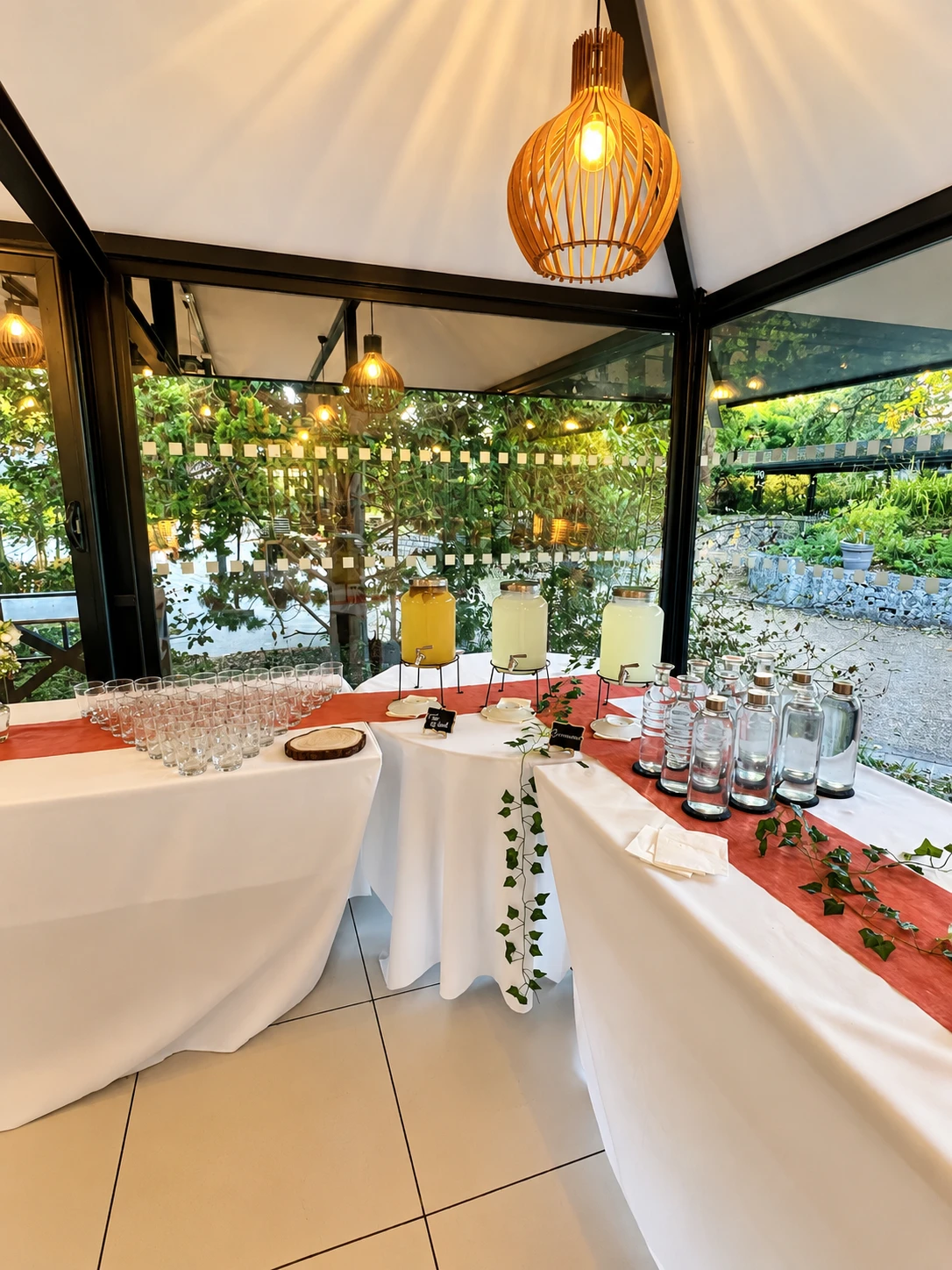 Salle interieure, buffet de boissons et verres