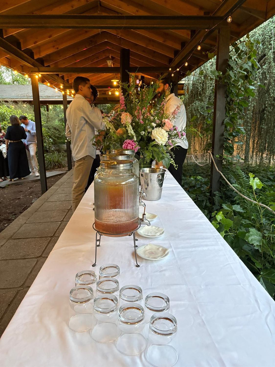 Cocktail sous le patio, fontaines a boisson et fleurs