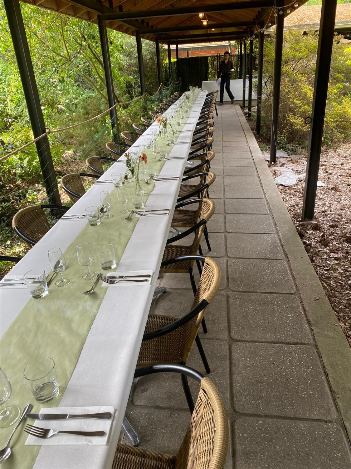 Longue table dressee sous le patio