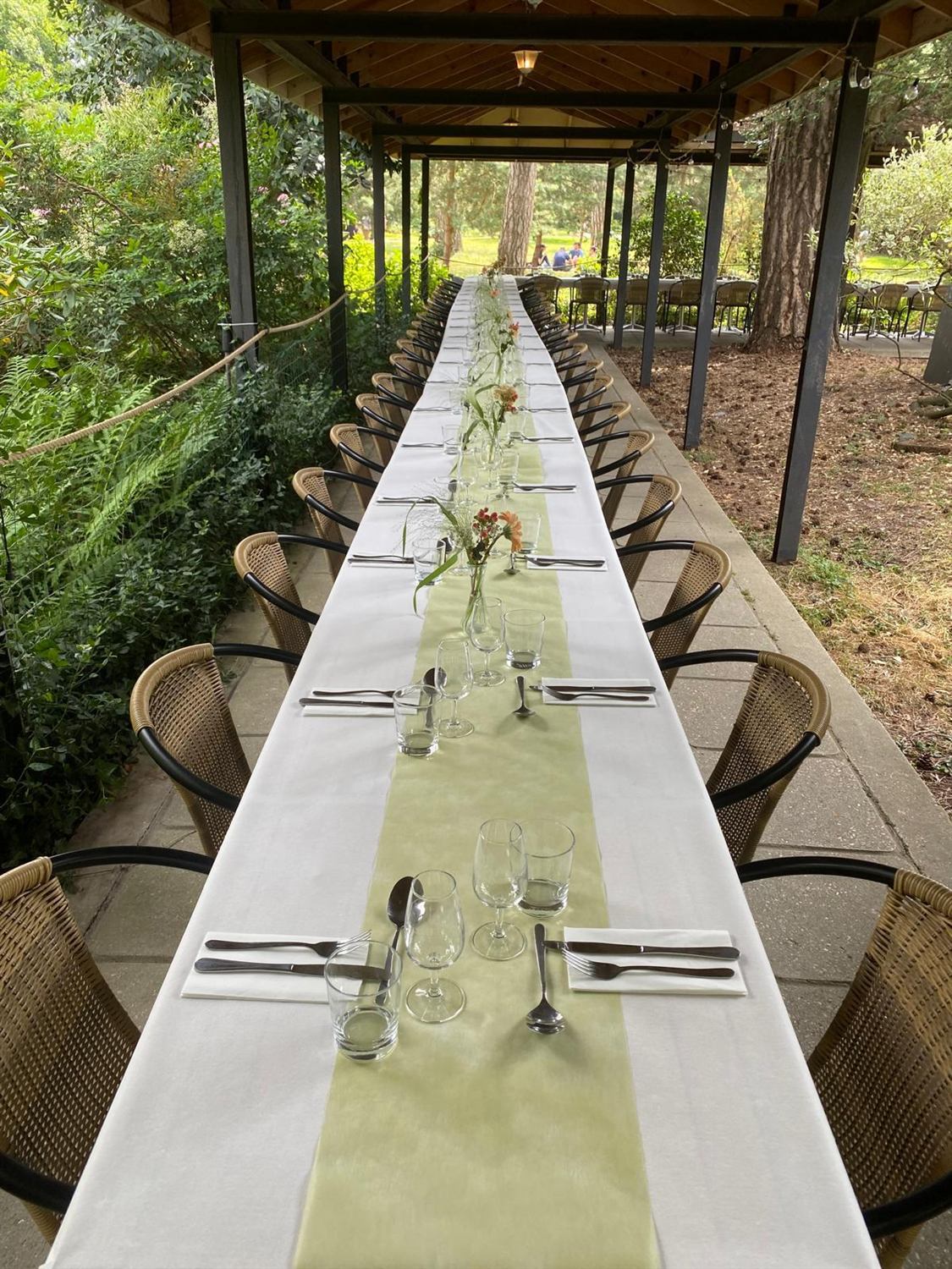 Table dressee sous le patio, chemin de table vert