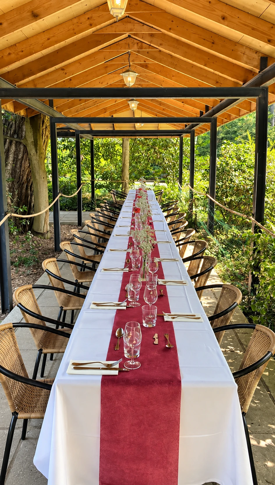 Le patio, table en longueur avec chemin de table rouge