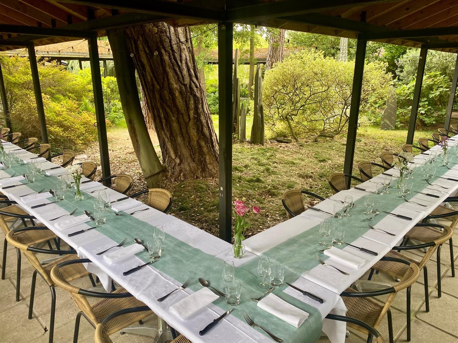 Le patio, tables disposees en longueur