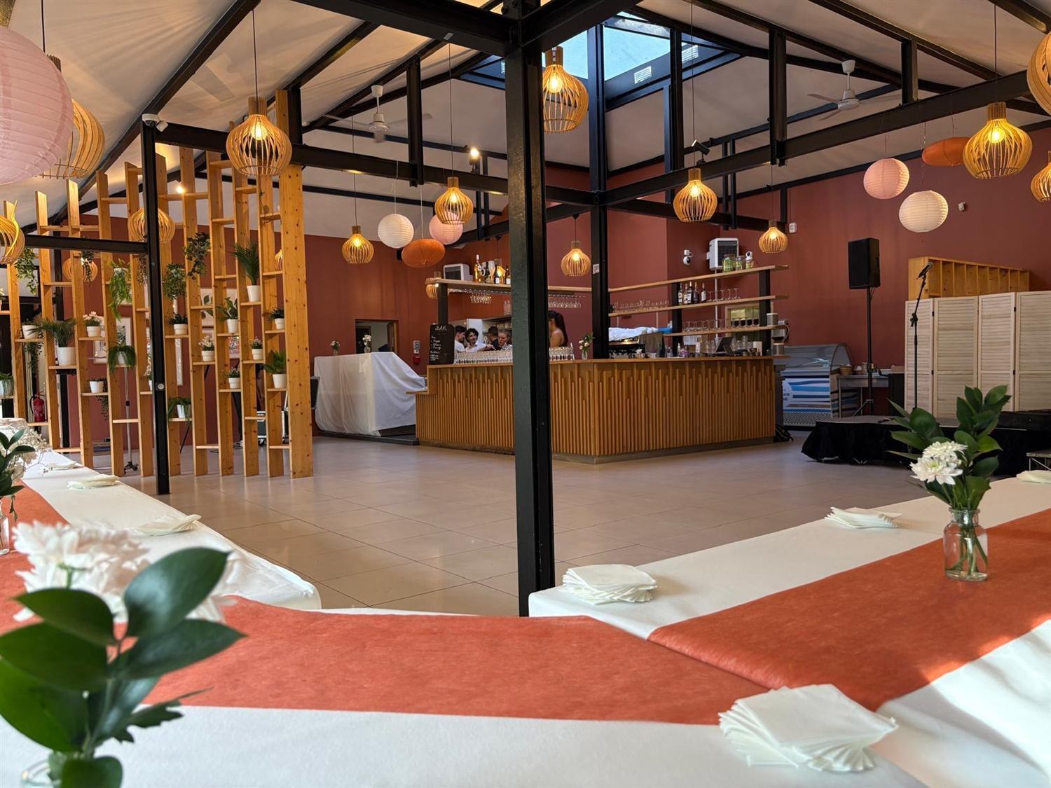 Le bar de la salle interieure