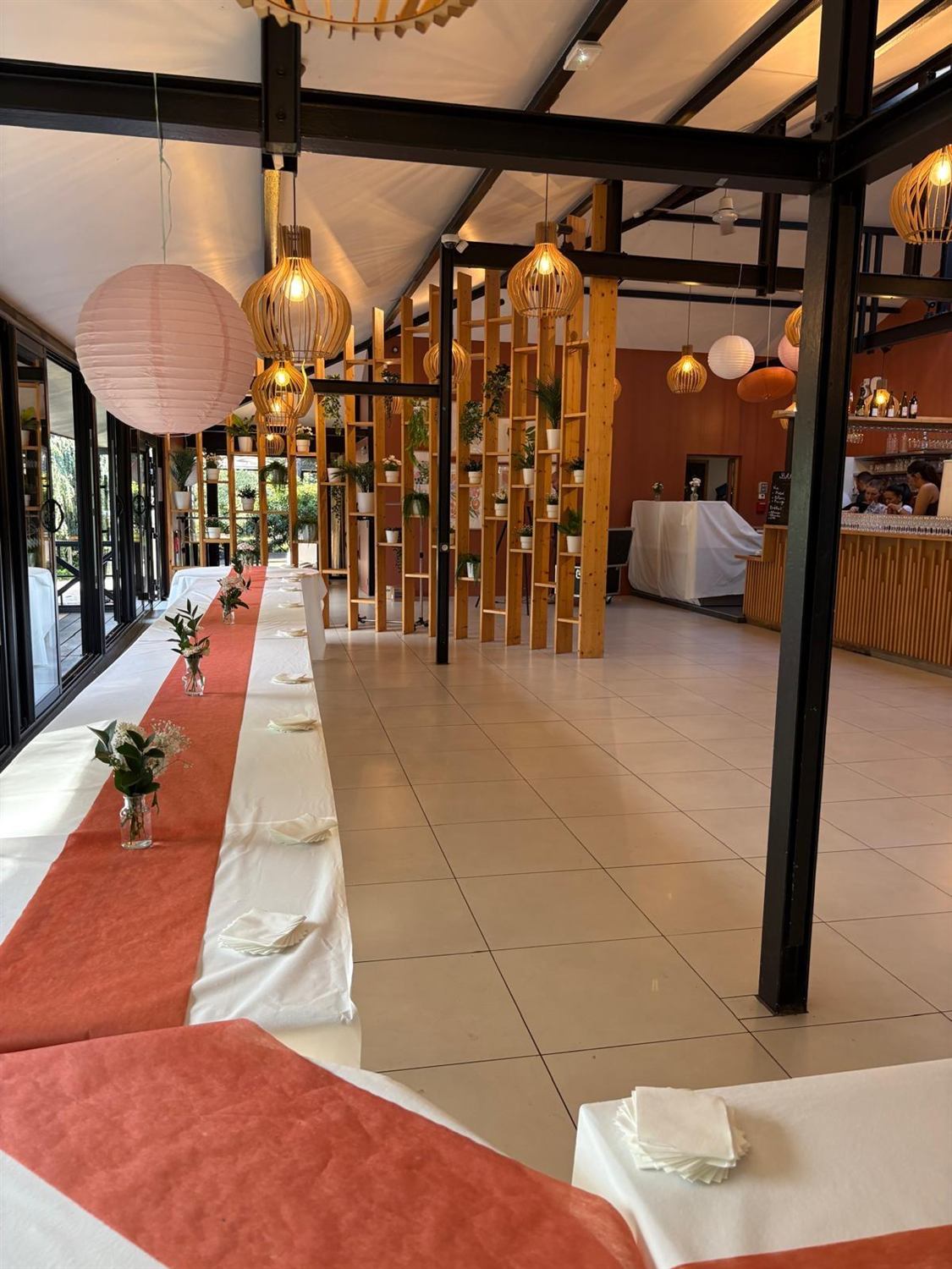 Salle interieure entierement dressee