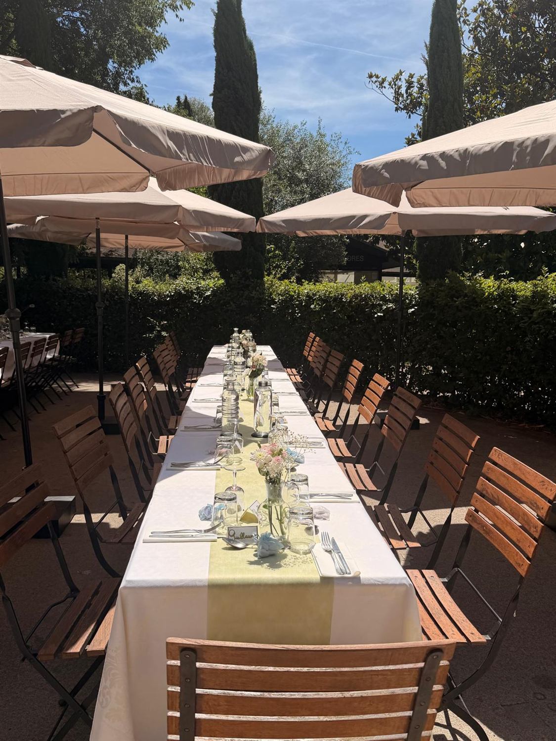 Detail d une table dressee en terrasse