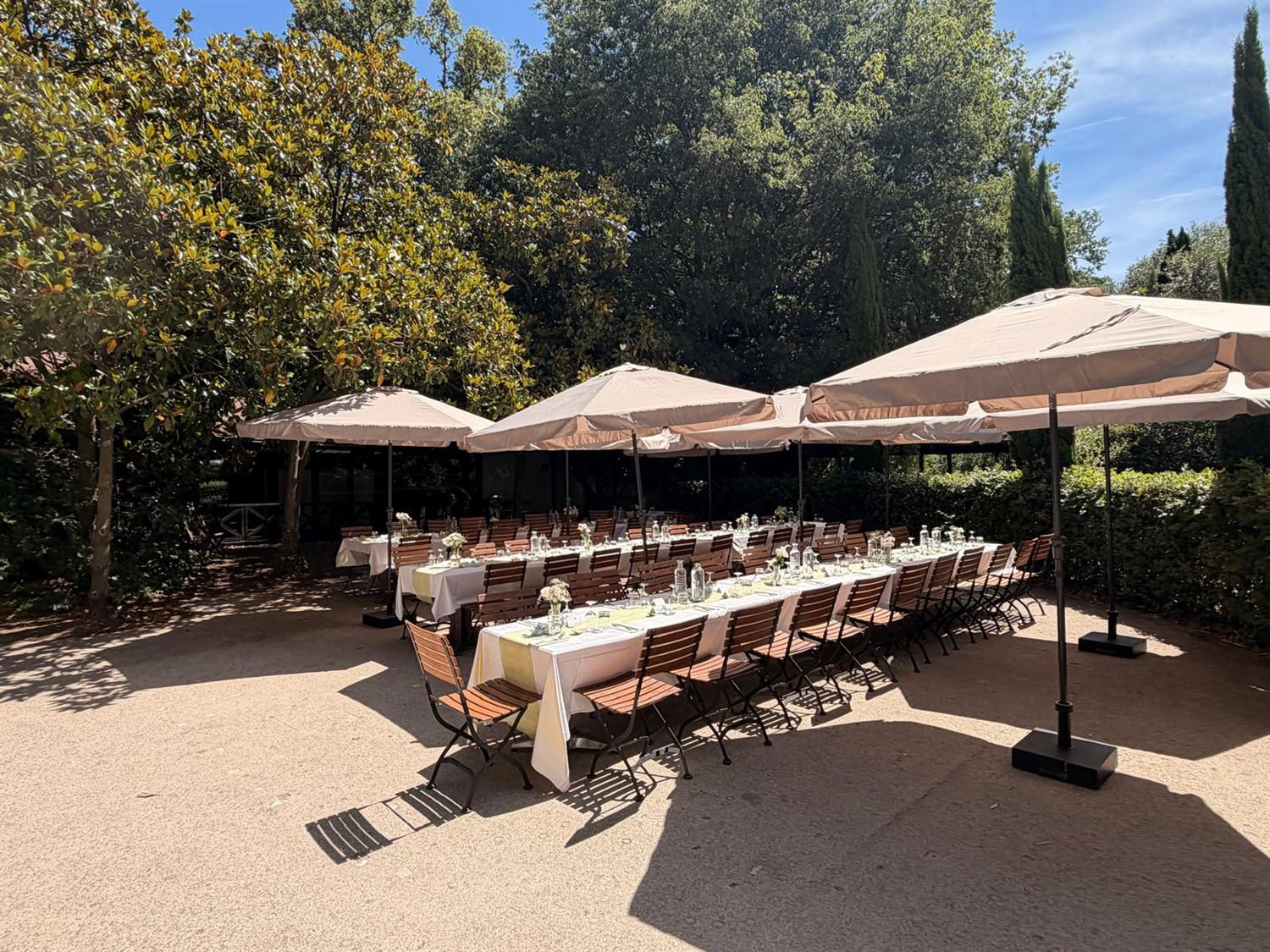 La terrasse et ses tables dressees